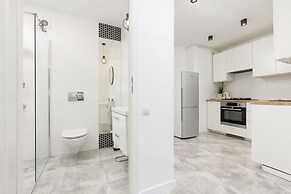 Warsaw Saski Garden Apartment by Renters