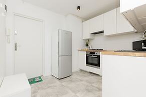 Warsaw Saski Garden Apartment by Renters