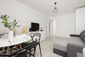 Warsaw Saski Garden Apartment by Renters