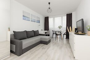 Warsaw Saski Garden Apartment by Renters