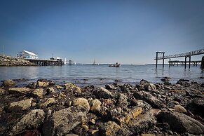 Sidney Waterfront Inn & Suites