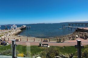 Sidney Waterfront Inn & Suites