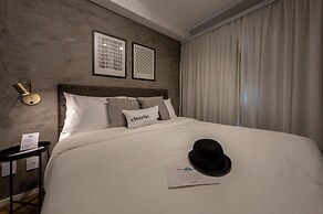 Charlie Nik Vila Mariana