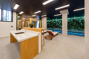 Charlie Nik Vila Mariana