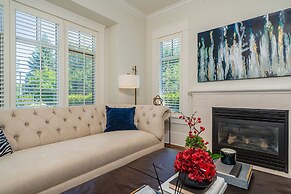 Elegant & Cozy Escape West Vancouver