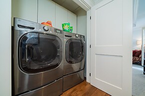 Elegant & Cozy Escape West Vancouver