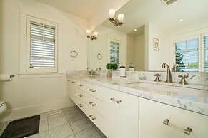 Elegant & Cozy Escape West Vancouver