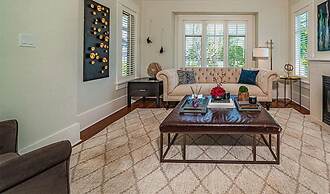 Elegant & Cozy Escape West Vancouver