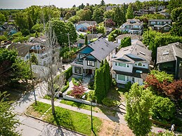 Elegant & Cozy Escape West Vancouver