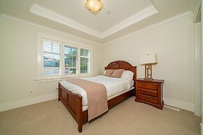Elegant & Cozy Escape West Vancouver