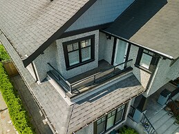 Elegant & Cozy Escape West Vancouver