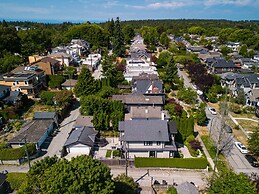 Elegant & Cozy Escape West Vancouver