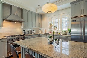 Elegant & Cozy Escape West Vancouver