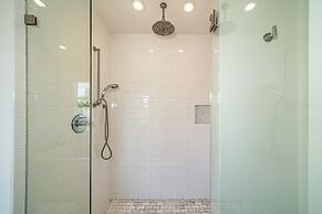 Elegant & Cozy Escape West Vancouver