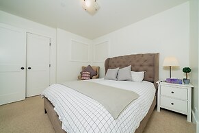 Elegant & Cozy Escape West Vancouver