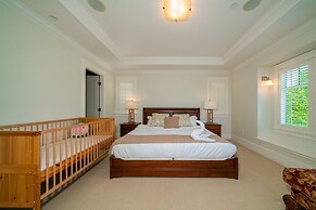 Elegant & Cozy Escape West Vancouver