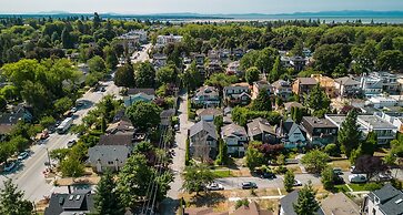 Elegant & Cozy Escape West Vancouver