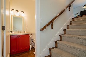Elegant & Cozy Escape West Vancouver