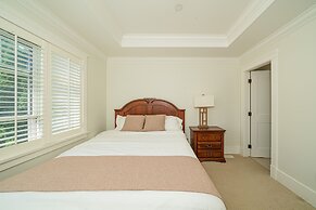 Elegant & Cozy Escape West Vancouver