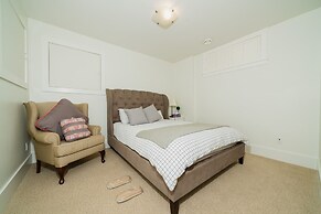 Elegant & Cozy Escape West Vancouver