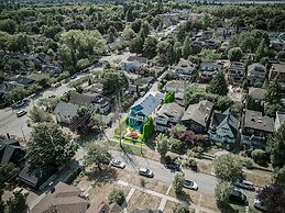 Elegant & Cozy Escape West Vancouver