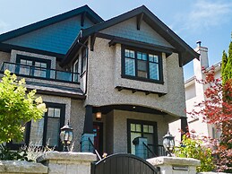 Elegant & Cozy Escape West Vancouver