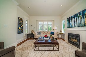 Elegant & Cozy Escape West Vancouver