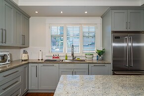 Elegant & Cozy Escape West Vancouver