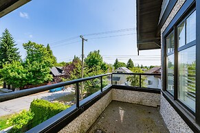 Elegant & Cozy Escape West Vancouver