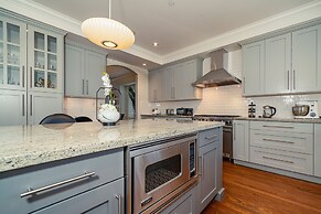 Elegant & Cozy Escape West Vancouver