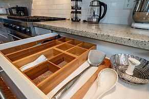 Elegant & Cozy Escape West Vancouver