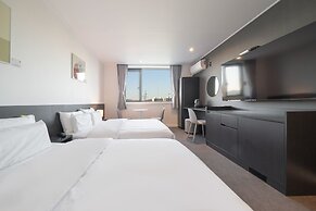 Workers Hotel Daejeon by Aank