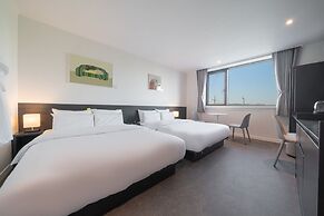Workers Hotel Daejeon by Aank