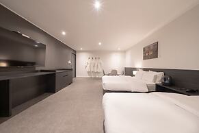Workers Hotel Daejeon by Aank