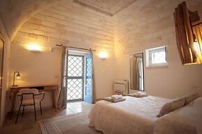 TD Trullo Titiro w Wine Cellar Vineyard Pool