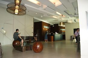 The Beacon Makati by mvmtransient