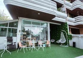 Ekkamai Buds & Beds - 420 Hostel