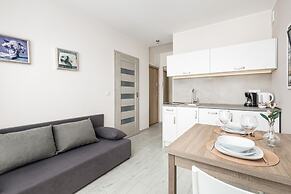 Nadbrzeżna Apartment by Renters