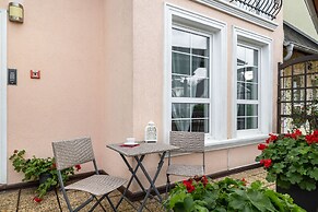 Nadbrzeżna Apartment by Renters