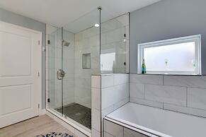 Eclectic Houston Home w/ Pool Table, 5 Mi to Dtwn