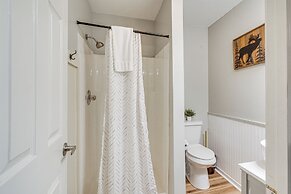 Downtown Gatlinburg Condo w/ Mountain-view Balcony