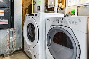 Cozy Ohio Home - Deck, Arcade Games & Near Golfing