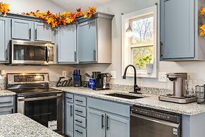 Cozy Ohio Home - Deck, Arcade Games & Near Golfing