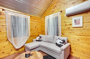 Cozy Onalaska Cabin ~ 2 Mi to Lake Livingston!