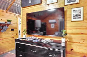 Cozy Onalaska Cabin ~ 2 Mi to Lake Livingston!