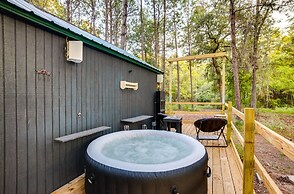 Cozy Onalaska Cabin ~ 2 Mi to Lake Livingston!