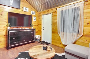 Cozy Onalaska Cabin ~ 2 Mi to Lake Livingston!