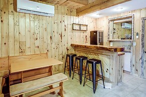 Rustic Retreat: Walk to Great Sacandaga Lake!