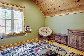 Rustic Retreat: Walk to Great Sacandaga Lake!