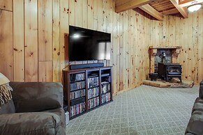 Rustic Retreat: Walk to Great Sacandaga Lake!